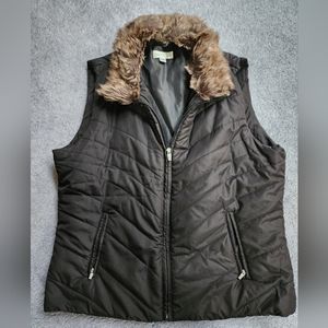 Black vest w/faux fur collar